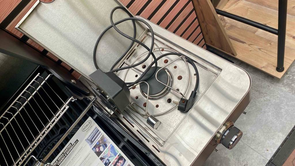 rechtes Heizelement eines Rösle-Gasgrills mit Netzkabel darauf liegend.