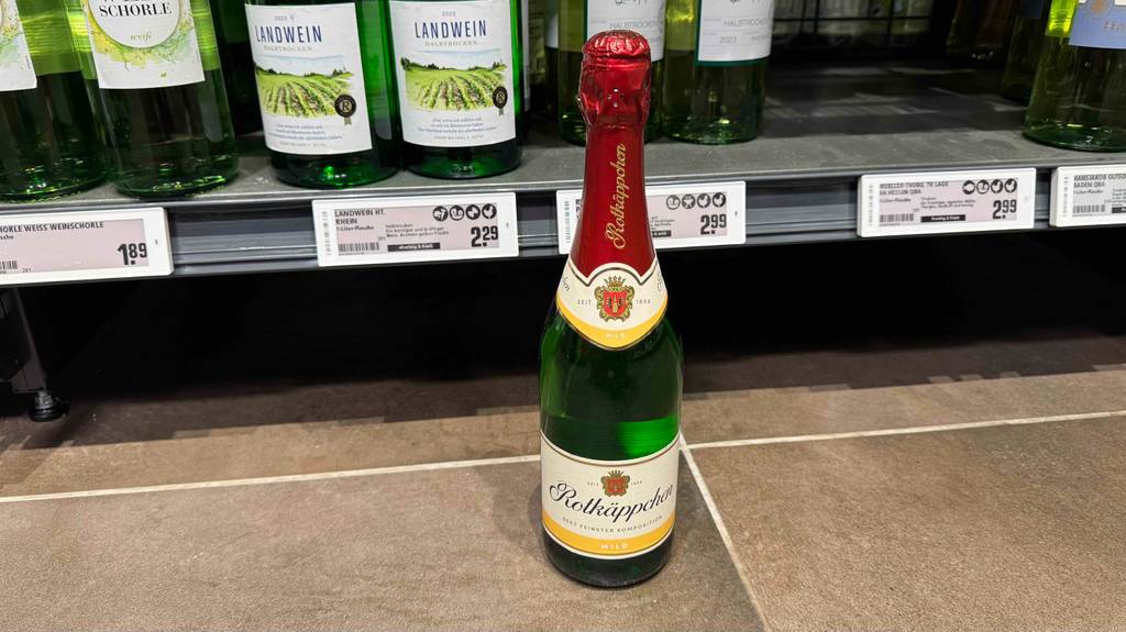 Eine stehende Flasche des getesteten Rotkäppchen-Sekts.