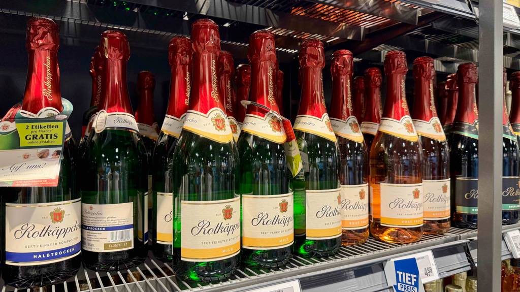 Mehrere Flaschen des getesteten Rotkäppchen-Sekts stehen in einem Regal nebeneinander.
