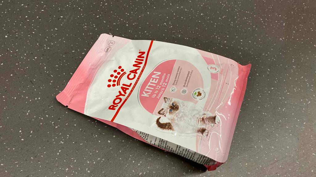 Kitten Trockenfutter im Test: Eine Packung schräg liegend auf dunkler Fläche