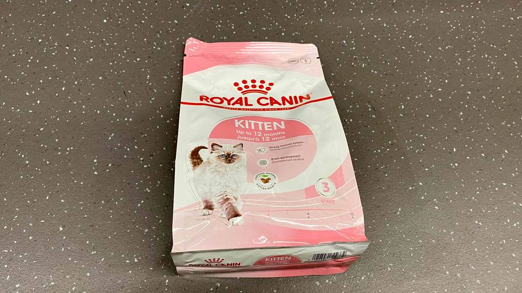 Kitten Trockenfutter im Test: Eine Packung auf dunkler Fläche