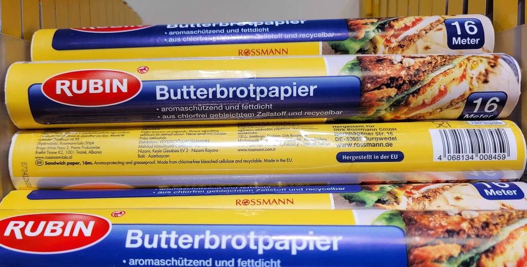 Test: Mehrere Packungen Butterbrotpapier mit 16 Meter der Marke Rubin befinden sich in einem Regal.