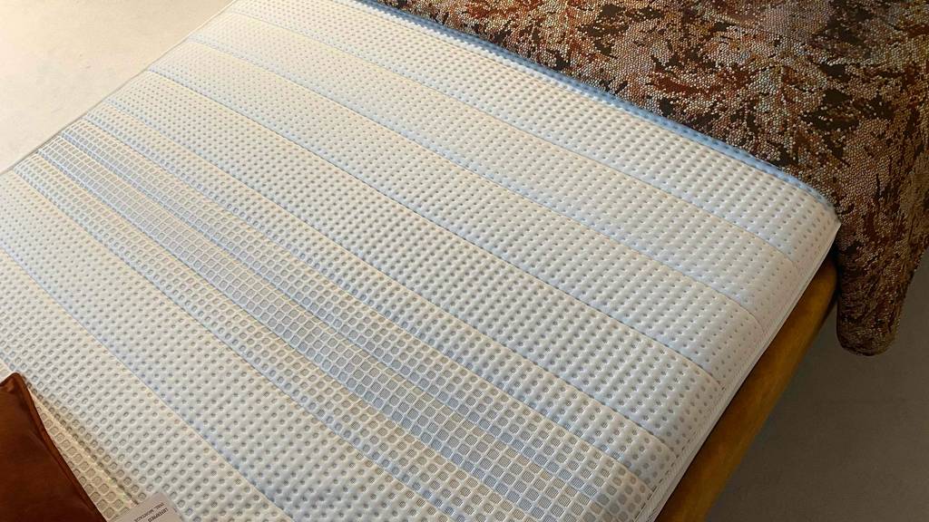 Matratze-120x200 im Test: eine strukturierte Matratze von oben ersichtlich.