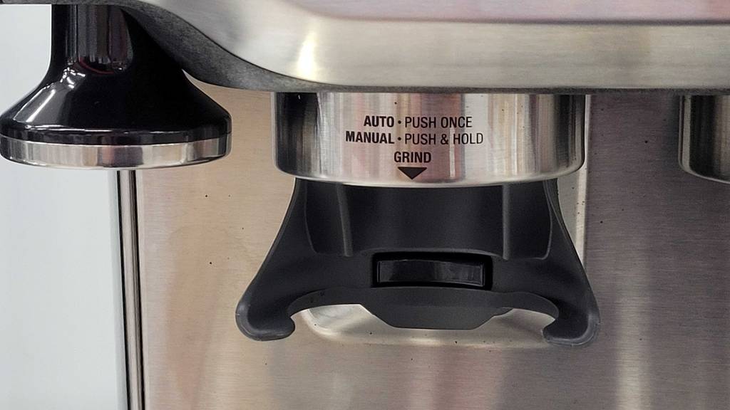 Im Test: Detailaufnahme Brühgruppe einer Sage-Espressomaschine.