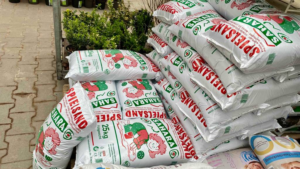 Spielsand getestet: mehrere Packungen Spielsand liegen aufeinander in einem Geschäft.
