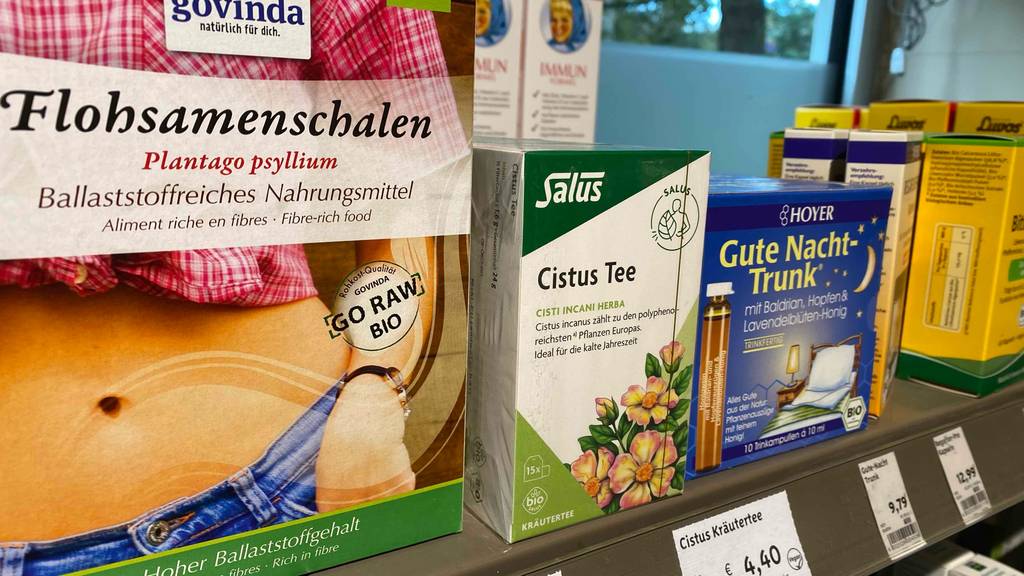 Im Test: Eine Packung Cistus-Tee steht neben anderen Produkten in einem Regal.