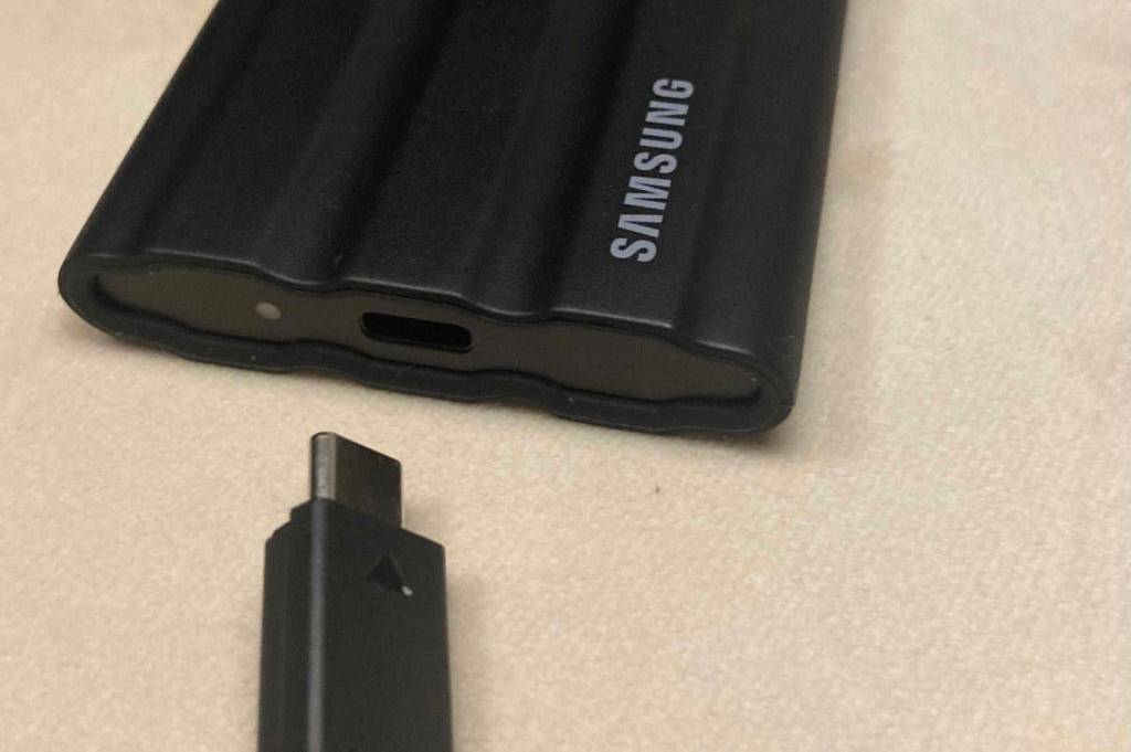 Externe Festplatte 2TB getestet: Detailaufnahme Kabelanschluss.