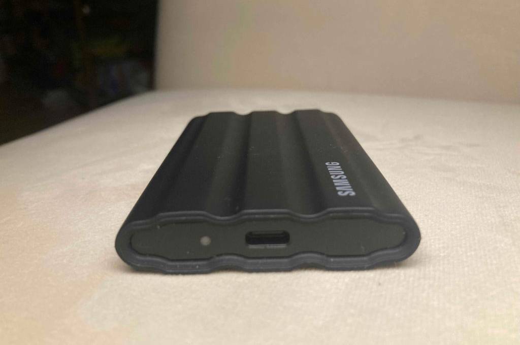 Nahaufnahme des Kabelanschlusses einer getesteten externen Festplatte 2TB