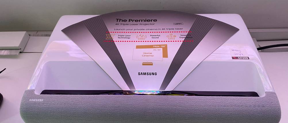 Im Test: Ein 4K-Beamer von vorne auf einer hellen Oberfläche.