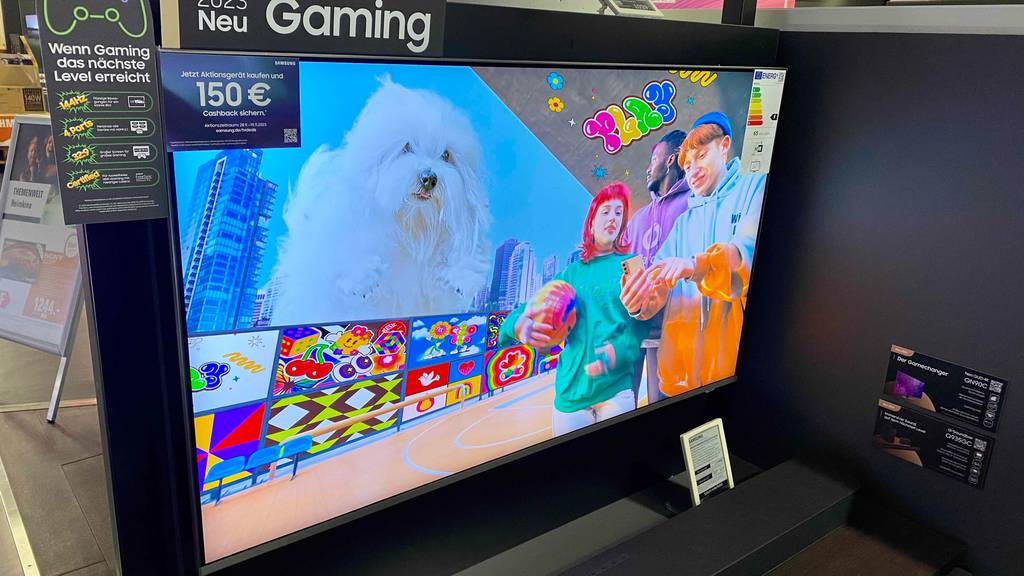 Im Test: Ein Samsung-Fernseher (50 Zoll) von schräg oben in einem Austellungsraum.