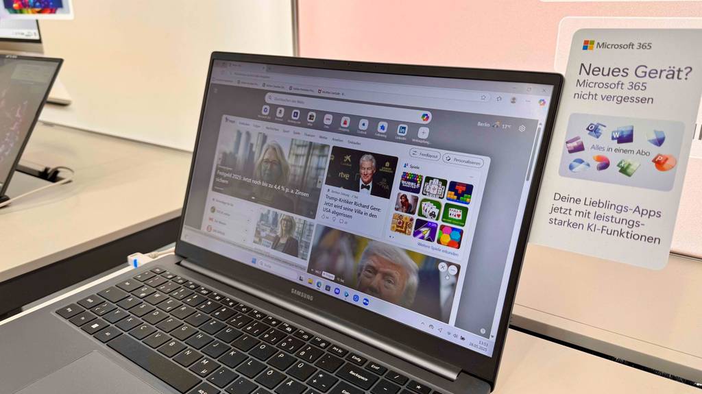 Getestet: Das Laptop bis 800 Euro steht angeschlossen mit eingeschaltetem Display auf einem Ausstellungstisch im Verkauf.