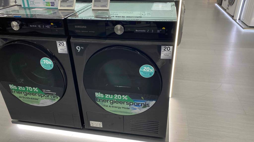 Im Test: Zwei Samsung-Trockner nebeneinander auf einem Sockel.