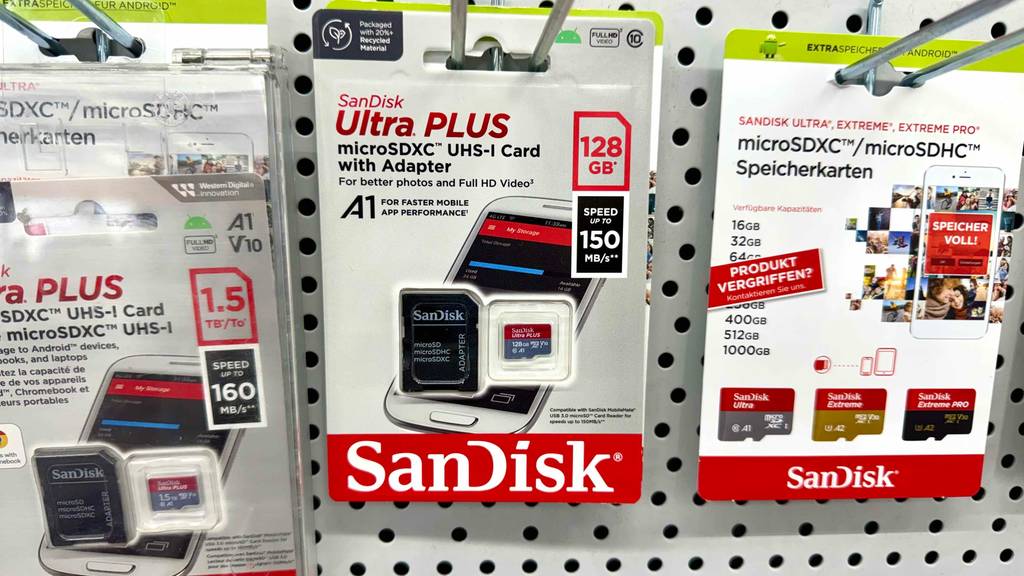 Im Test: Die SDXC (128 GB) Speicherkarte hängt innerhalb ihrer Verpackung an einem Verkaufsregal.