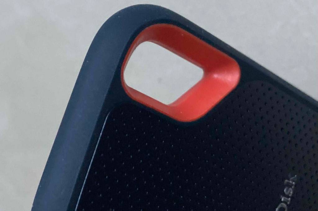 SSD (2TB) getestet: Detailaufnahme Aussparung des Gehäuses.