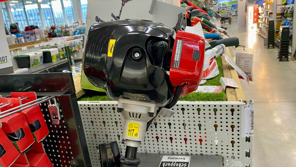 Benzin-Rasentrimmer im Test: ein Benzin-Rasentrimmer mit 117 dB in einem Geschäft ausgestellt.