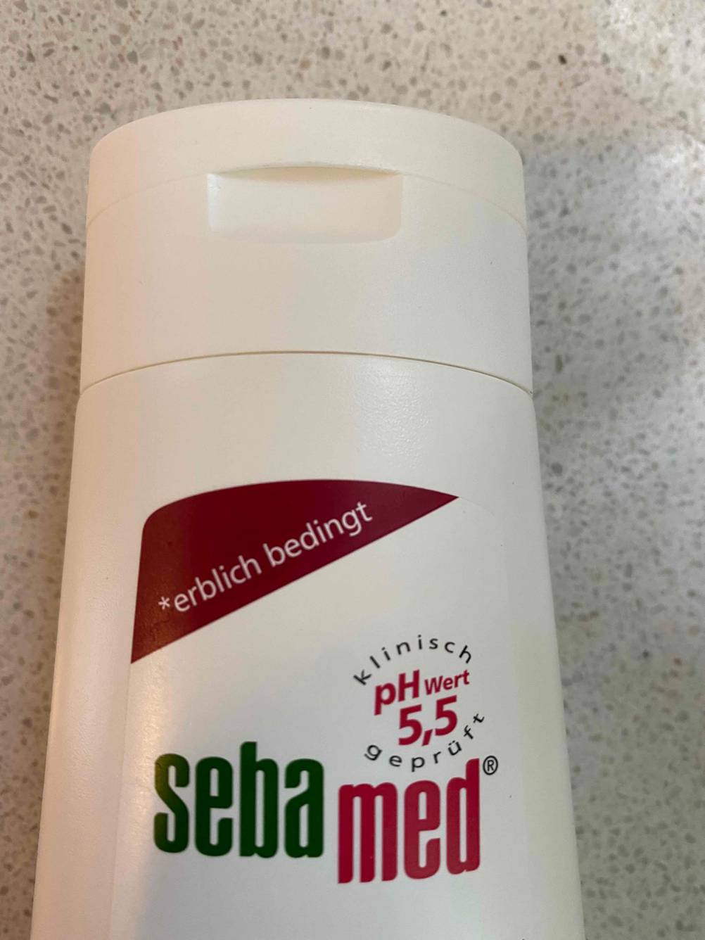 Im Test: Nahaufnahme Verschluss und Logo eines Shampoos gegen Haarausfall.