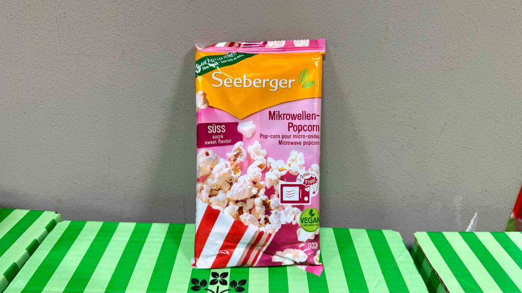 Getestete Mikrowellen-Popcorn in süßer Variante stehen auf einem Karton.