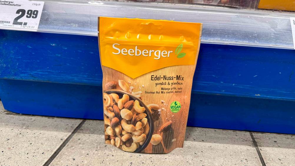 Getestete Seeberger-Nüsse stehen vor einem Regal.