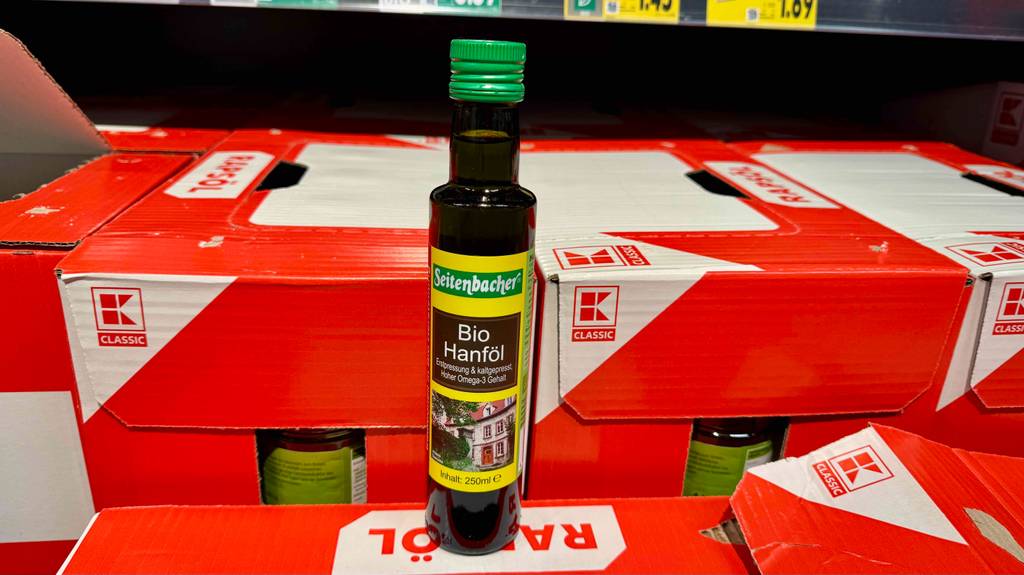 Test: Eine Flasche Hanföl steht auf Kartons.
