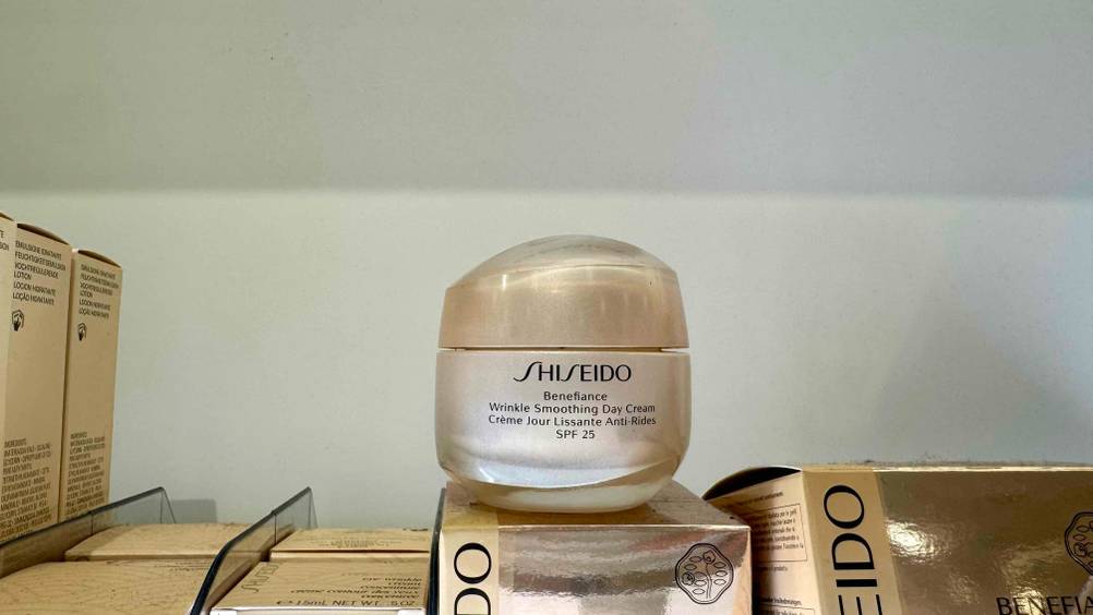 Die Shiseido-Gesichtscreme, welche getestet wurde mit SPF 25 steht in einem Regal.