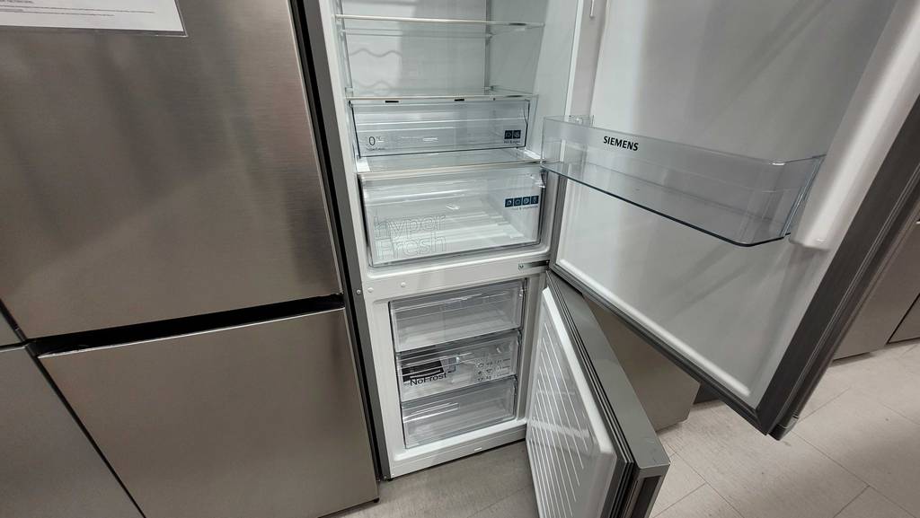 Kühlschrank-mit-Gefrierfach getestet: geöffneter Kühlschrank-mit-Gefrierfach.