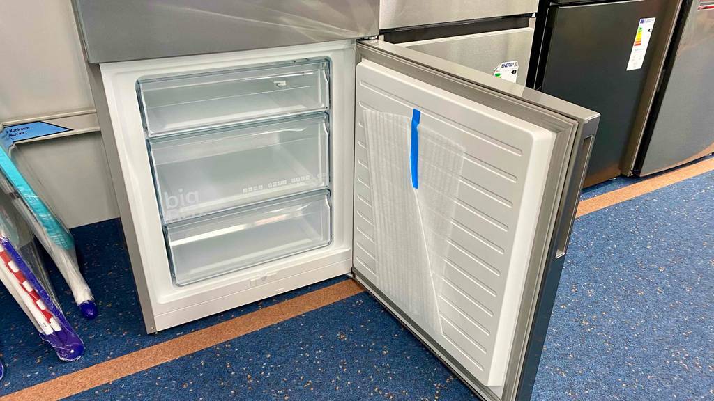 Kühlschrank-70-cm-breit getestet: Der Gefrierteil eines Kühlschranks im geöffneten Zustand.