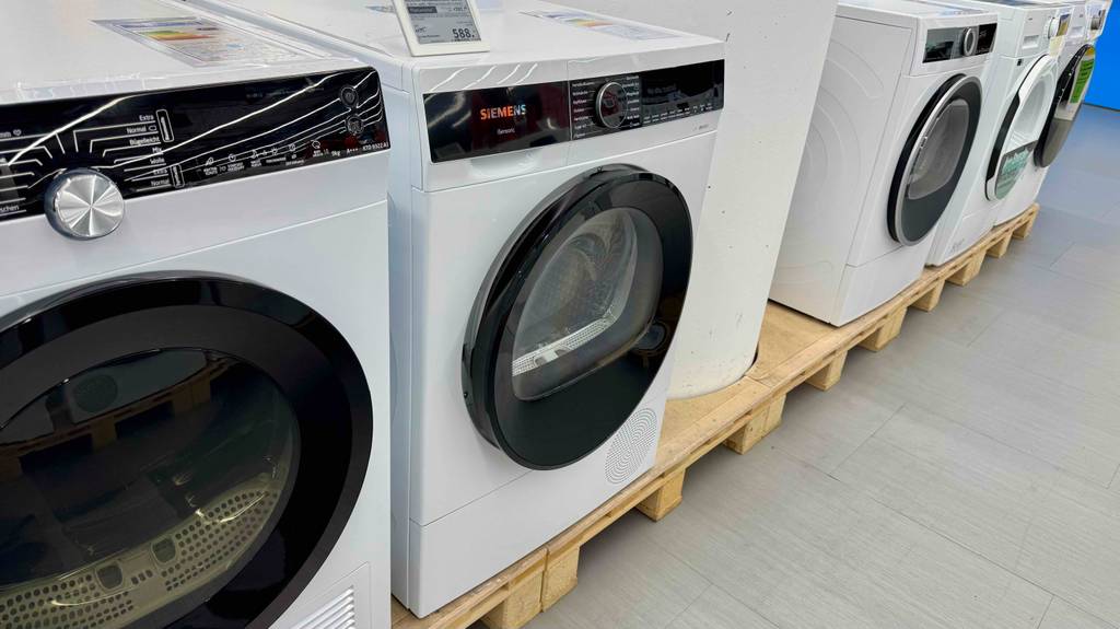 Im Test: Der Siemens-Wärmepumpentrockner steht neben weiteren Trocknern im Geschäft.