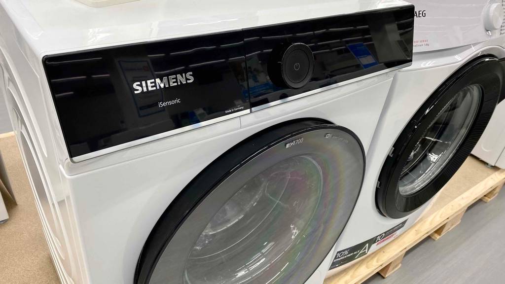 Waschmaschine im Test: Waschmaschine der Marke Siemens steht auf Holzpalette