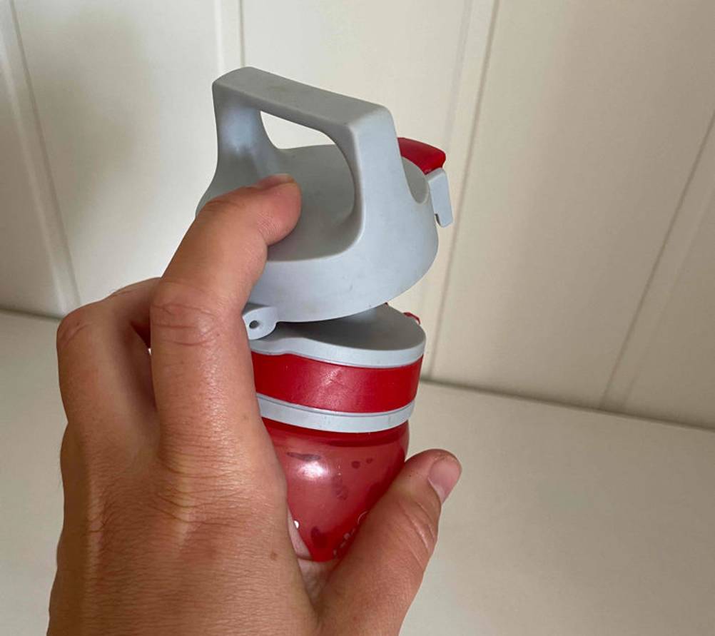 Trinkflasche-Kinder im Test: eine Trinkflasche, bei der der Deckel geöffnet wird.