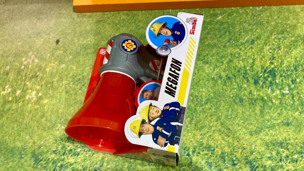 Megafon getestet: ein Megafon für Kinder liegt in der Verpackug auf einem Boden.