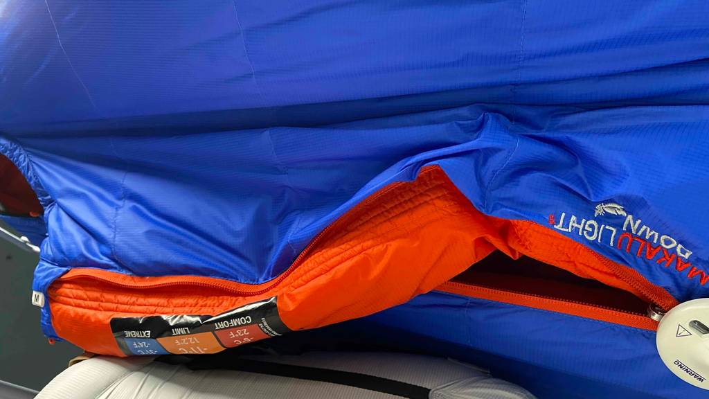 Daunenschlafsack im Test: Reißverschluss eines Daunenschlafsacks im Fokus.
