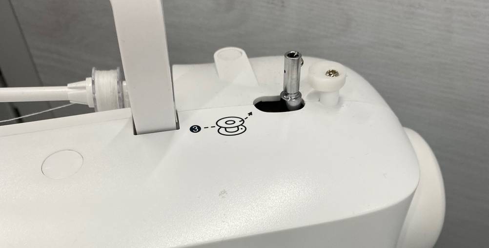 Nähmaschinen für Anfänger im Test: oberer Teil einer Nähmaschine im Fokus.