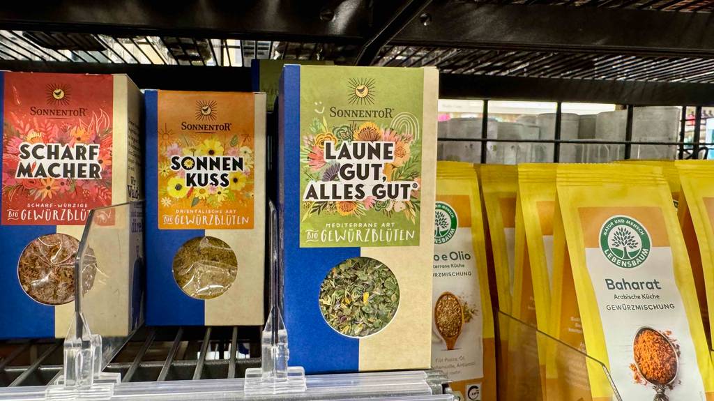Test: mehrere Packungen Bio-Gewürz in verschiedenen Sorten stehen in einem Regal.