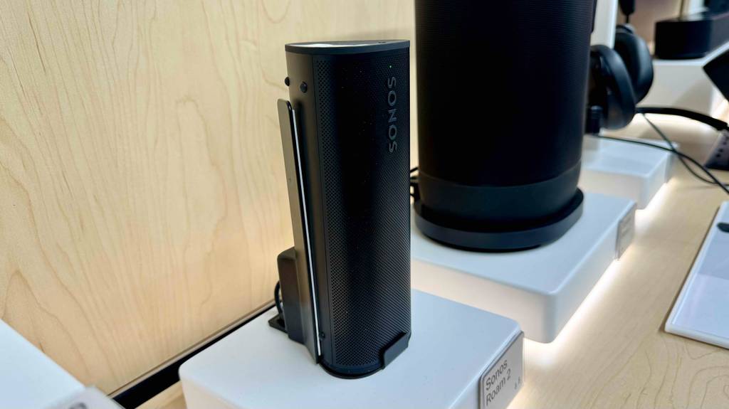 Der schwarze Sonos-Lautsprecher, der getestet wurde, dient in einem Geschäft als Ausstellungsstück.