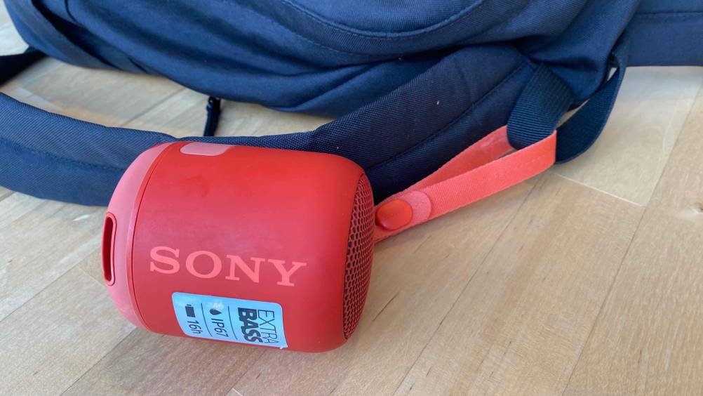Lautsprecher getestet: An einem Rucksack hängt ein Lautsprecher.