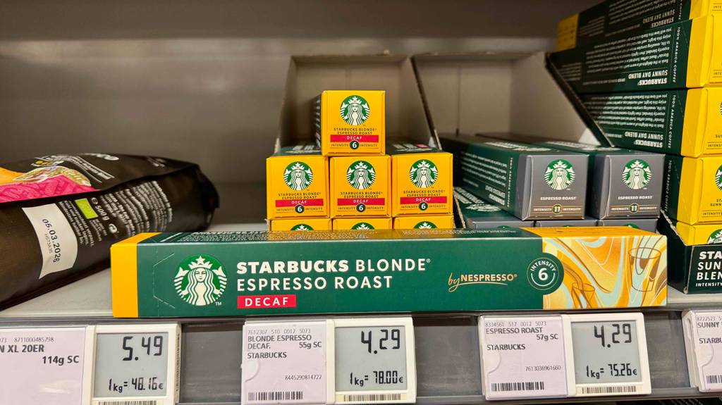 Mehrere Packungen der getesteten Espresso-Sticks sind in einem Regal einsortiert, bei welchem man die Preisschilder sieht.