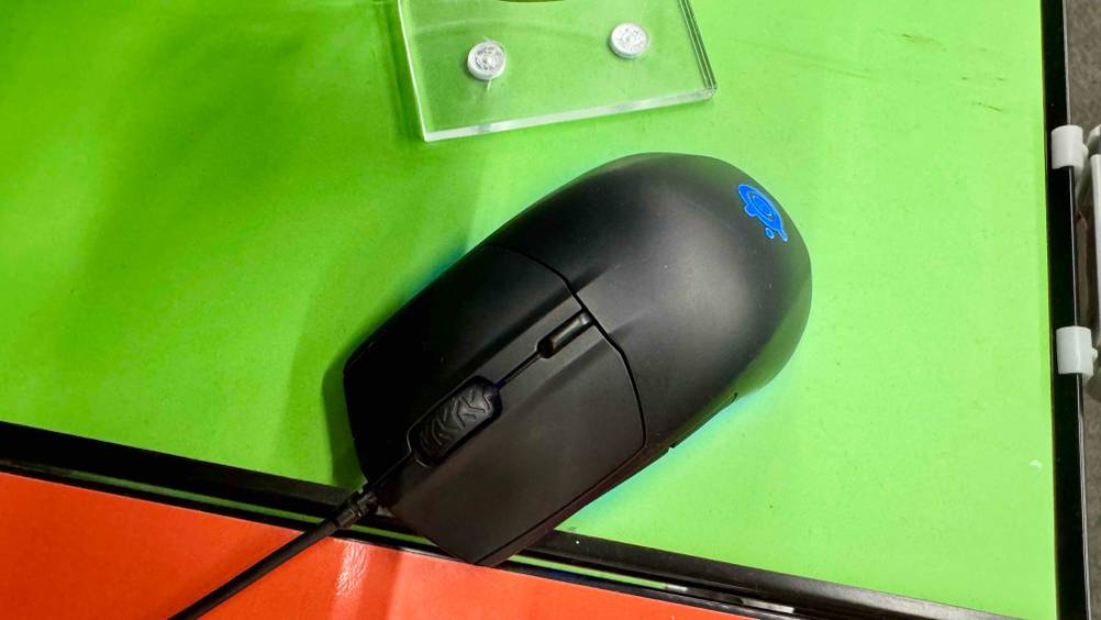 Die getestete SteelSeries-Maus aus einer oberen Perspektive ersichtlich.