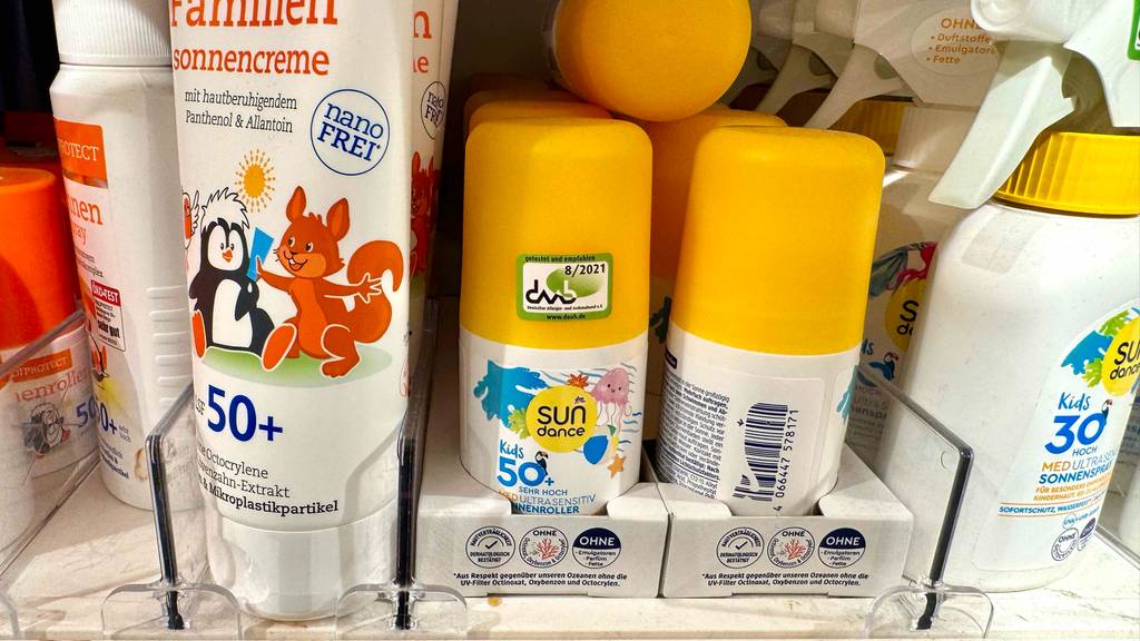 Mehrere getestete Sonnencremes für Babys stehen in einem Regal.