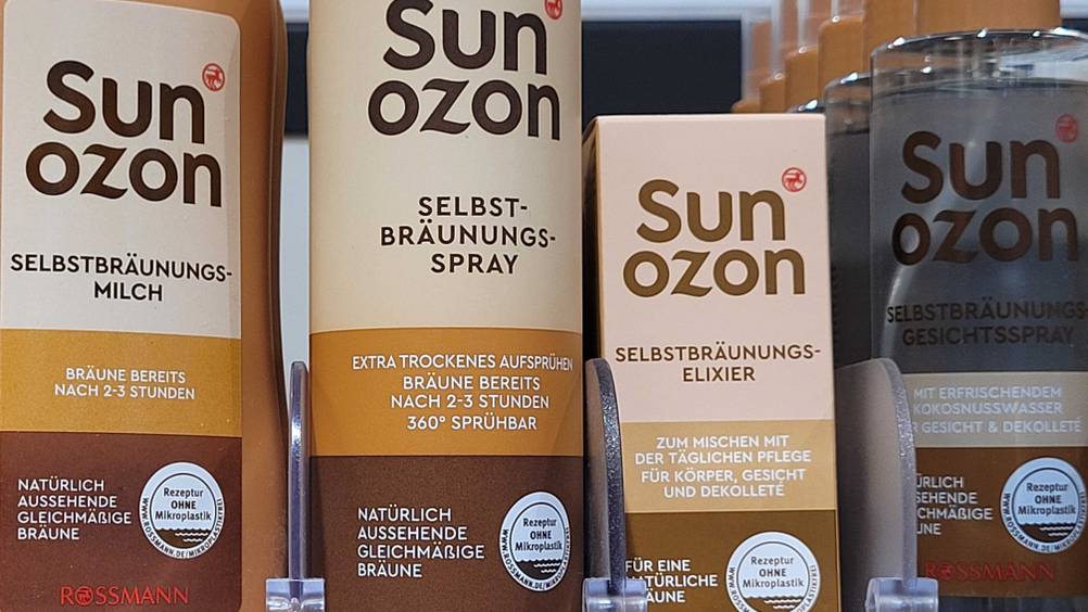 Im Test: Ein Bräunungsspray im Regal, Nahaufnahme auf Zusatinformationen.