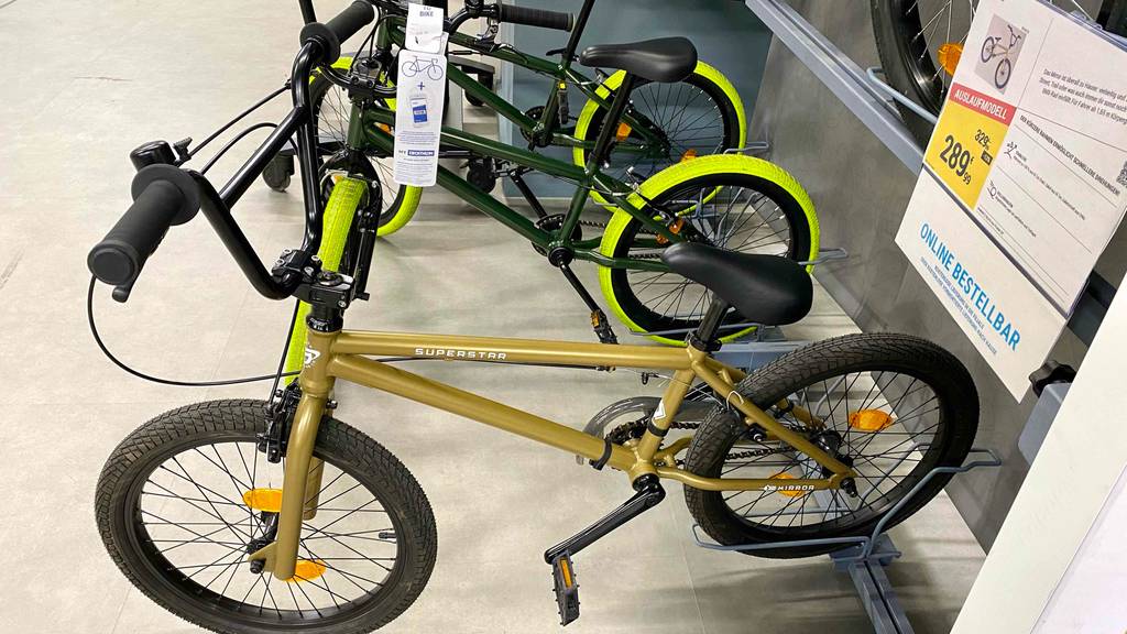 BMX-Test: mehrere BMX in einem Geschäft ausgestellt.