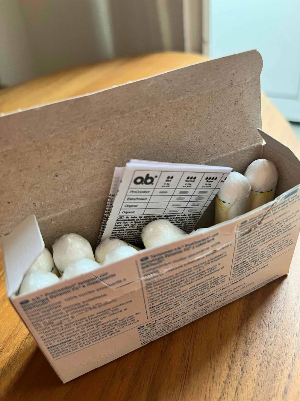 Eine geöffnete Packung Tampons mit der Rückseite nach vorne.