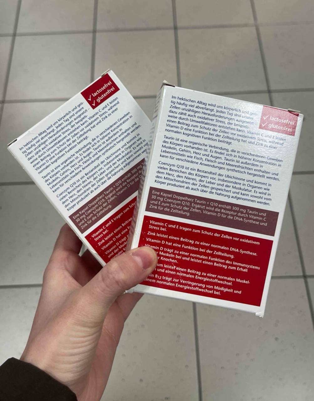 Taurin-Test: Die Rückseiten der zwei Verpackungen werden in der Hand gehalten mit dem Hinweis 