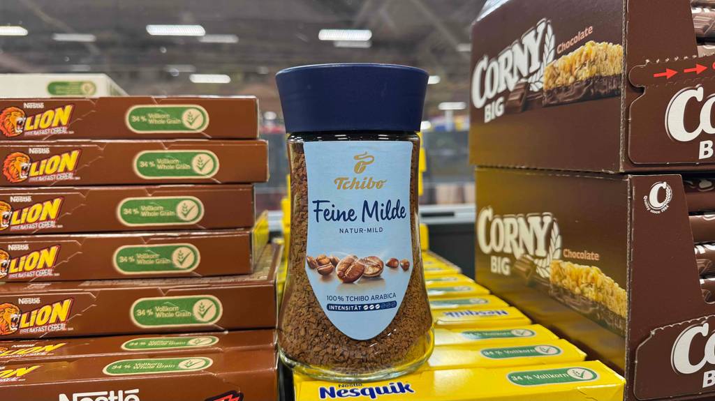 Test: Tchibo-Kaffee steht auf Müsli-Verpackungen in einem Geschäft.