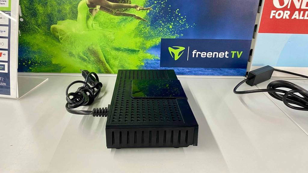 Technisat-Receiver getestet: ein schwarzer Technisat-Receiver mit Kabel in einem Regal platziert.
