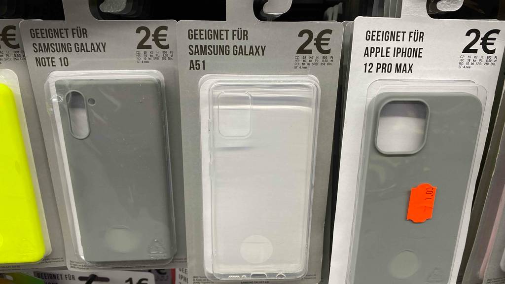 Eine getestete Samsung-Galaxy-A51-Hülle neben anderen im Regal hängend.