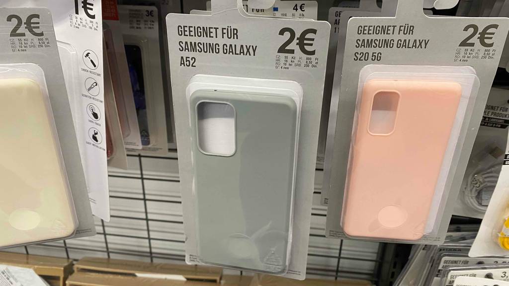 Im Test: In einem Regal neben anderen Produkten hängt eine Samsung-Galaxy-A52-Hülle.