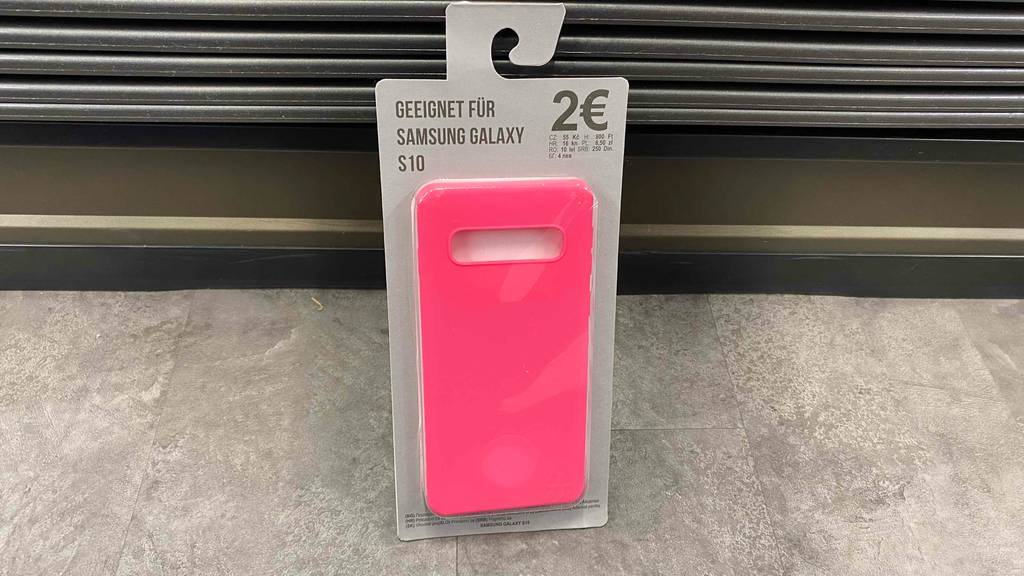 Im Test: Eine verpackte Samsung-Galaxy-S10-Hülle lehnt an einem Regal.