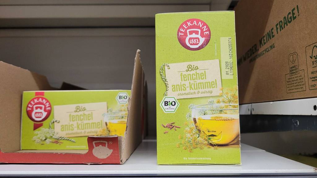 Kümmeltee im Test: Eine Packung in Hellgrün der Marke Teekanne steht auf einem Verkaufsregal.