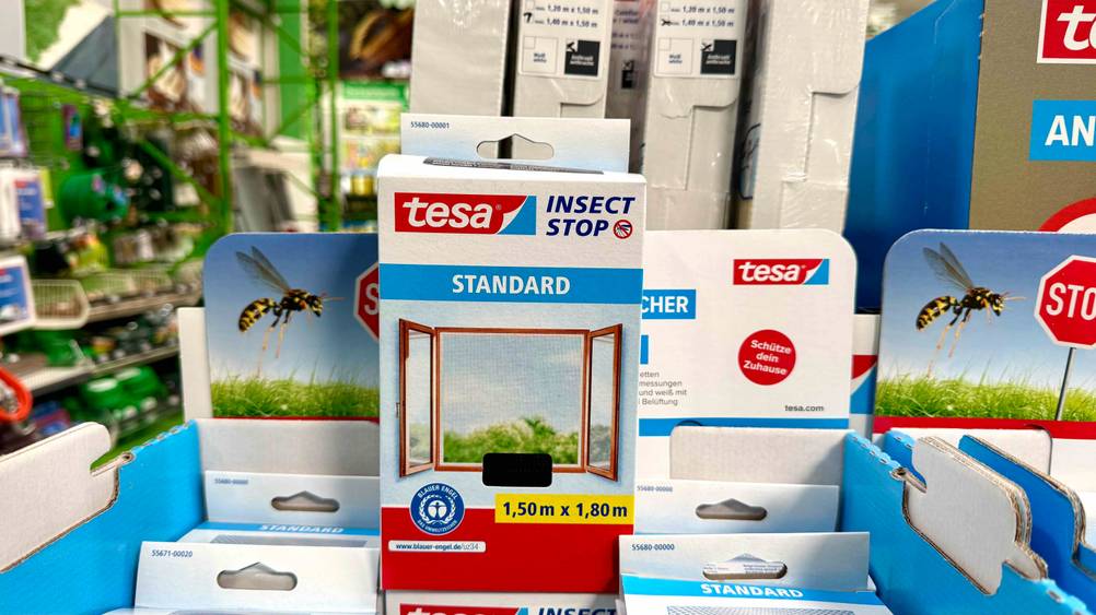 Das getestete Tesa-Fliegengitter, steht in dem entsprechenden Aufsteller.