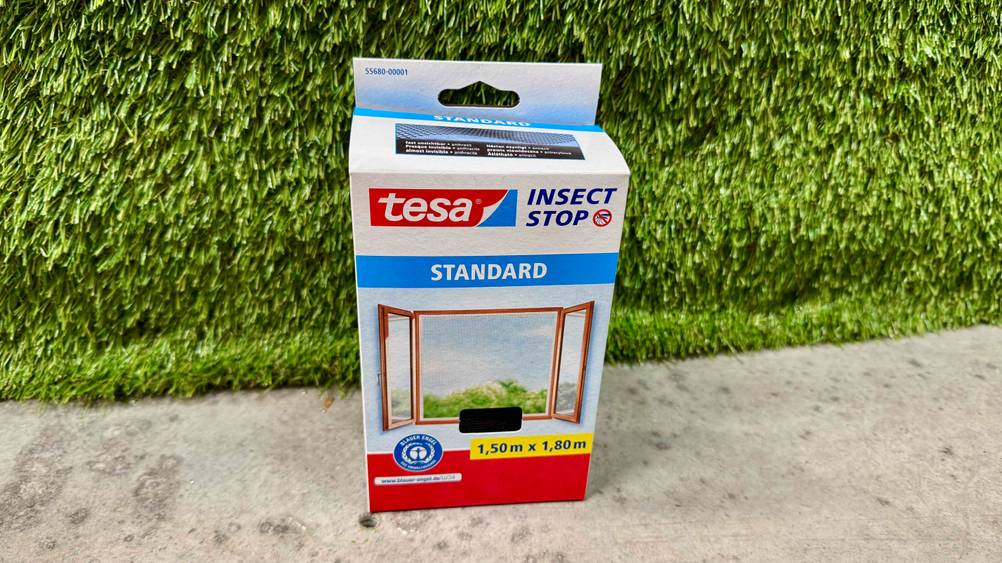 Das getestete Tesa-Fliegengitter mit 1,50 x 1,80 m von vorn in der Verpackung ersichtlich.